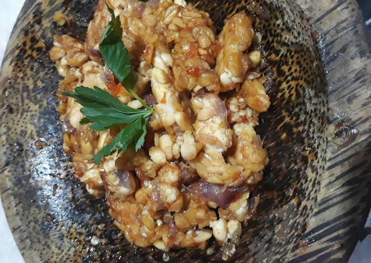 Bagaimana Menyiapkan Sambel tempe penyet minimalis yang praktis