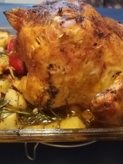 Una foto de Pollo al limón con romero y vino blanco
