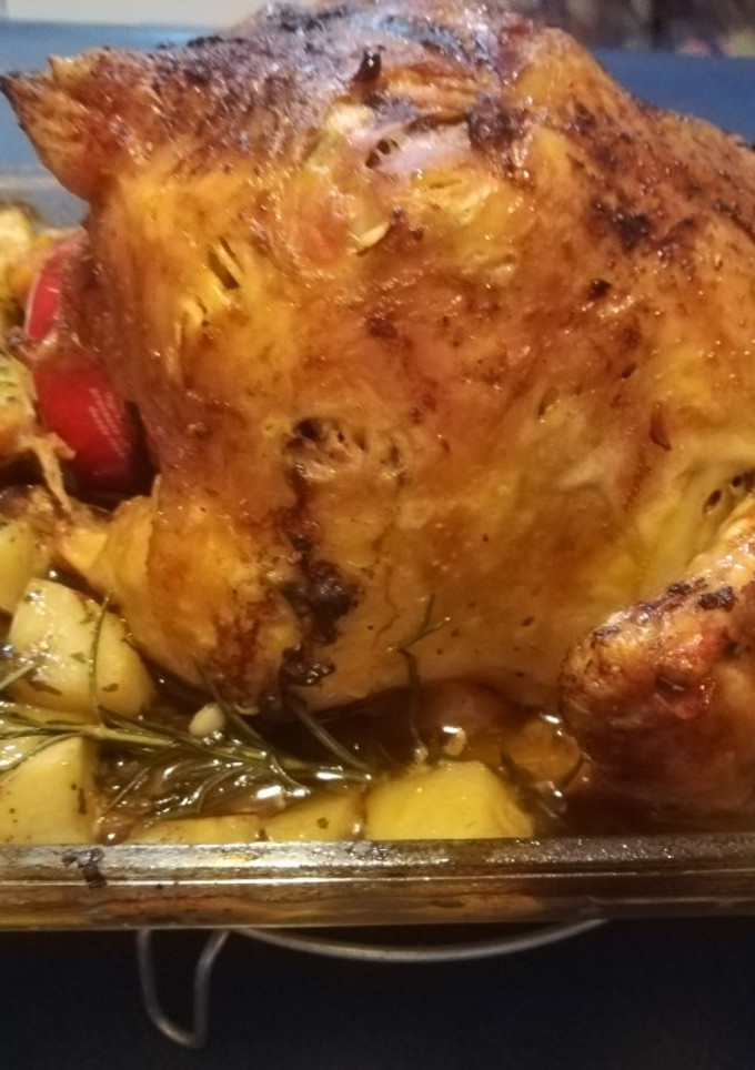 Una foto de Pollo al limón con romero y vino blanco