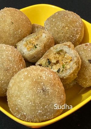 अळकुडीची फराळी कचोरी (alkudichi farali kachori recipe in marathi) रेसिपी चे मुख्य फोटो 