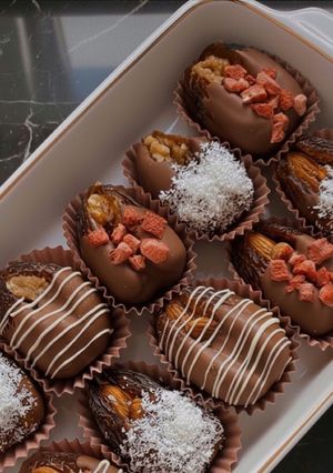 صورة لوصفة تمر محشي بالمكسرات مغطى بالشكولاتة 🍫