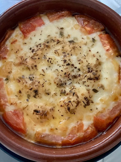Una foto de Queso Provolone con tomate