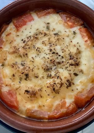 Una foto de Queso Provolone con tomate