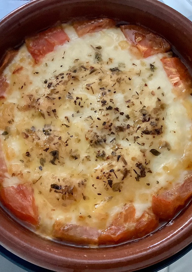 Una foto de Queso Provolone con tomate