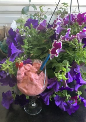 Une photo de 🍨🥹Glace sans sucre 🥄banane 🍌fraise 🍓