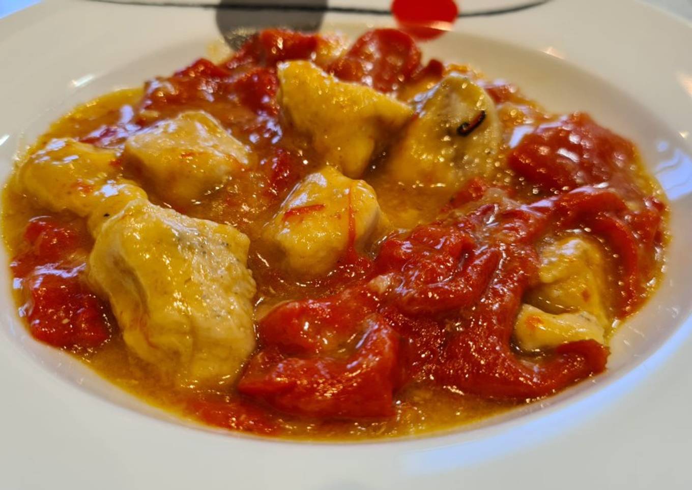 Salteado de pollo con pimientos del piquillo al ajillo
