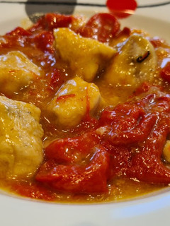 Una foto de Salteado de pollo con pimientos del piquillo al ajillo