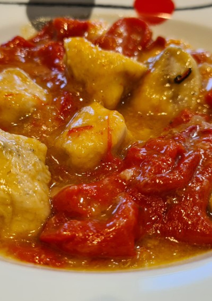 Una foto de Salteado de pollo con pimientos del piquillo al ajillo