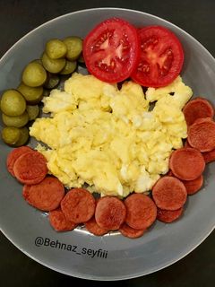 عکسی از دستور اسکرمبلد اگ (تخم مرغ همزده) 🍳🥚
