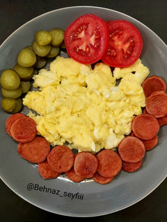 عکسی از دستور اسکرمبلد اگ (تخم مرغ همزده) 🍳🥚