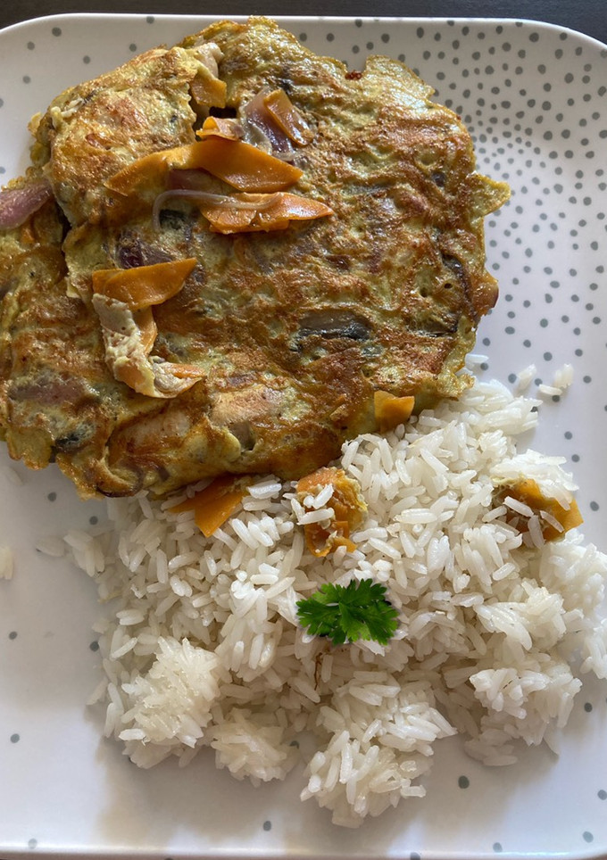 Una foto de Tortilla de champiñones con pollo y verduras