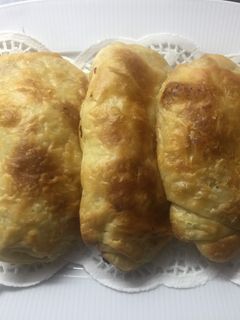 Una foto de Empanadas rellenas de queso de cabra رغايف بالجبن فالفران