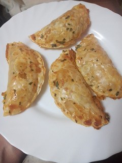 Una foto de Empanadillas de atún, langostinos, huevo duro y olivas