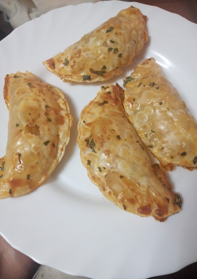 Una foto de Empanadillas de atún, langostinos, huevo duro y olivas