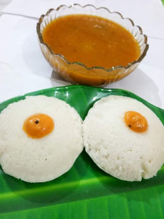 A picture of Idli Sambhar.