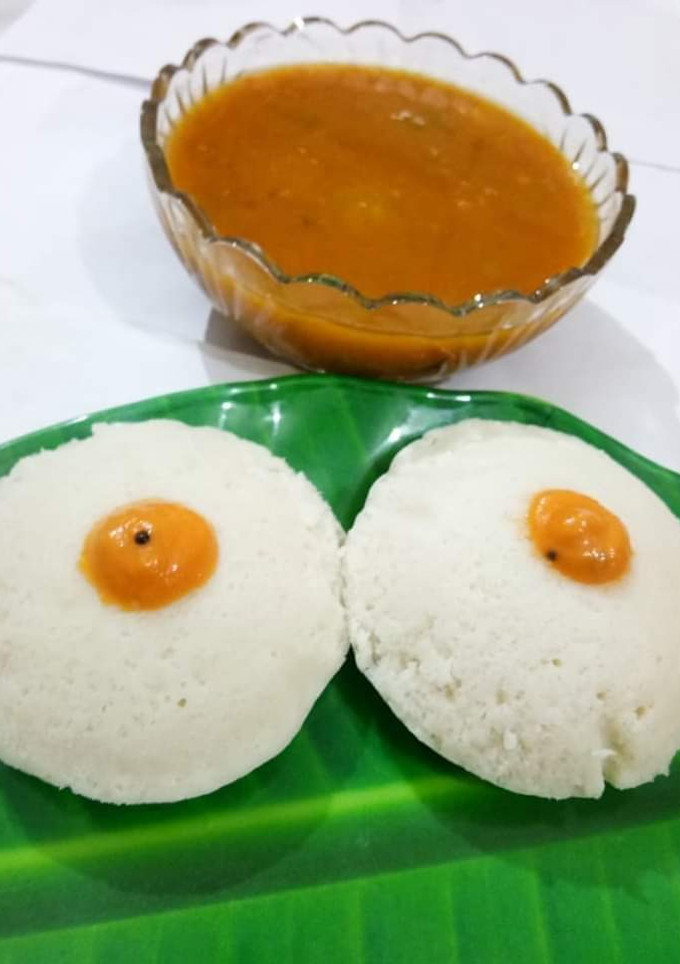 A picture of Idli Sambhar.
