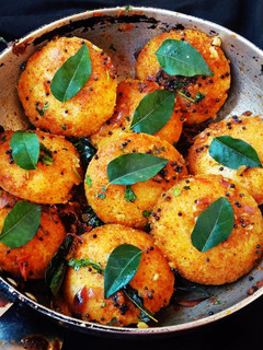 तवा फ्राई इडली (Tava Fry idli recipe in Hindi) रेसिपी मुख्य फोटो