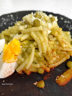 Una foto de Fideuá con crema de guisantes