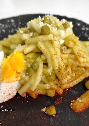 Una foto de Fideuá con crema de guisantes