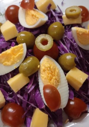 Una foto de Ensalada veraniega bien fresca🎊☘️🍄🍋🍅🧀🥚🎊☘️🍄🍋🍅🧀🥚