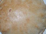 Una foto de calzone de pollo y queso