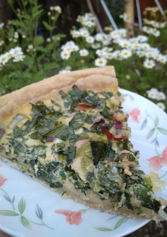 Una foto de Tarta de puerro, cebolla de verdeo y ciboulette