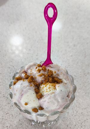 Una foto de Helado de tarta de queso con mermelada de fresa