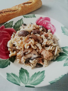 Una foto de Fusilli de espelta con champiñones y salmón