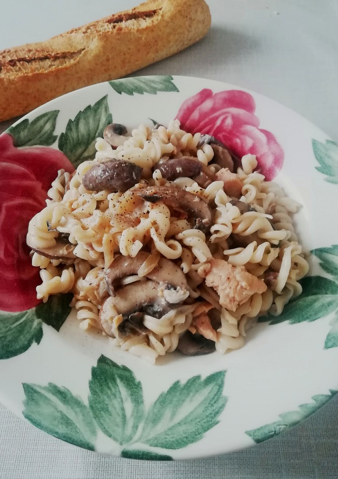 Una foto de Fusilli de espelta con champiñones y salmón