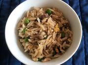 Una foto de arroz con carne de soya