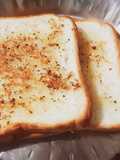 घी रोस्टेड गार्लिक ब्रेड (Ghee Rosted Garlic Bread Recipe In Marathi)