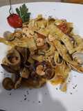 Pappardelle all'uovo con menta,vongole, gamberetti e pomodorini