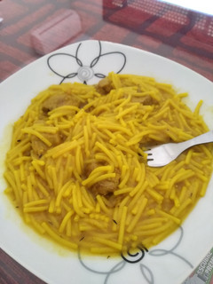 Una foto de Fideuá con carne en olla gm