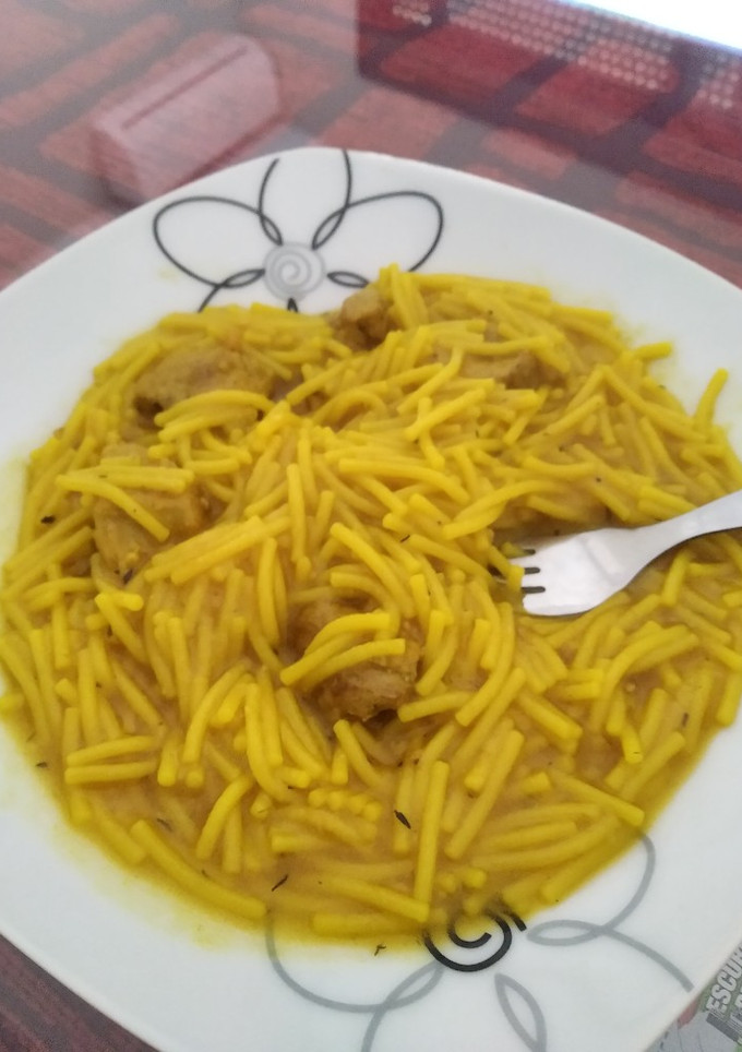 Una foto de Fideuá con carne en olla gm