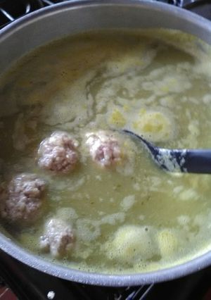 Una foto de Albóndigas en molito verde