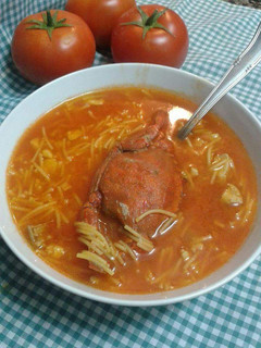Una foto de Sopa de tomate con necoras