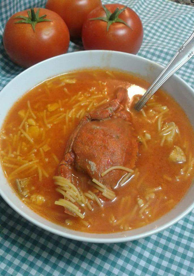 Una foto de Sopa de tomate con necoras