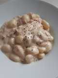 Gnocchi con bacon y salsa de queso de untar