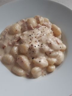 Una foto de Gnocchi con bacon y salsa de queso de untar
