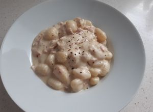 Foto principal de Gnocchi con bacon y salsa de queso de untar