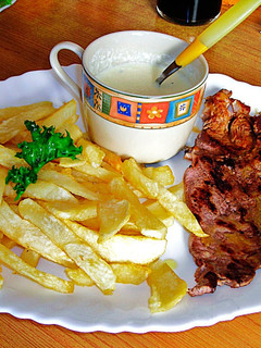 Una foto de Bistec de ternera con salsa de queso azul y patatas 🐄 🥔