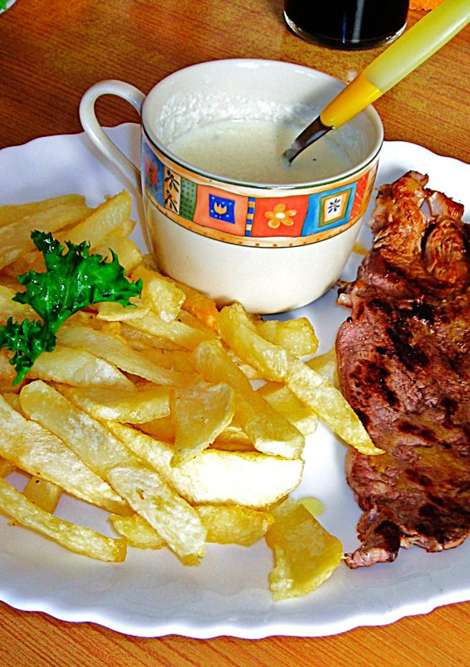 Una foto de Bistec de ternera con salsa de queso azul y patatas 🐄 🥔