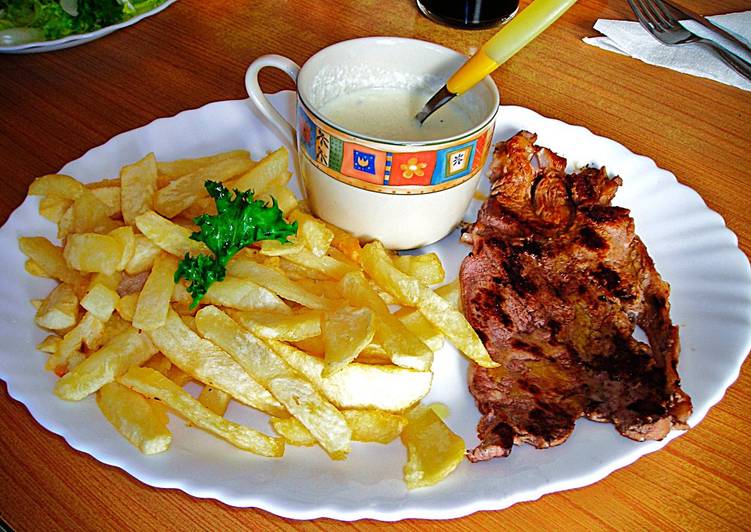 Bistec de ternera con salsa de queso azul y patatas 🐄 🥔