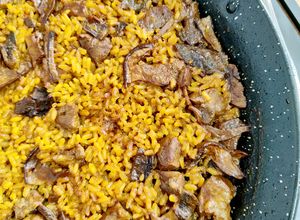 Una foto de Arroz con carrillada de cerdo y boletus