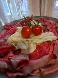 Roastbeef al limone con insalata e pomodorini