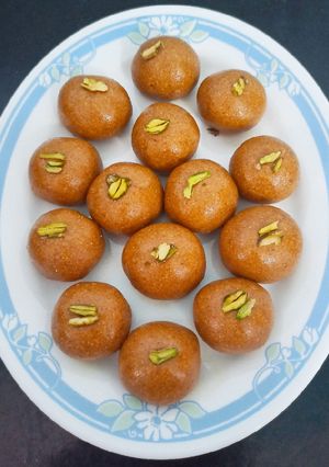 बेसन लड्डू (Besan Laddu recipe in Hindi) रेसिपी मुख्य फोटो