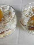 Postre Chajá de durazno con un toque de dulce de leche