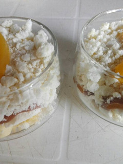 Una foto de Postre Chajá de durazno con un toque de dulce de leche