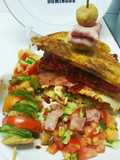 Patacones con carnes ahumadas, queso de cabra y brochetas de vegetales