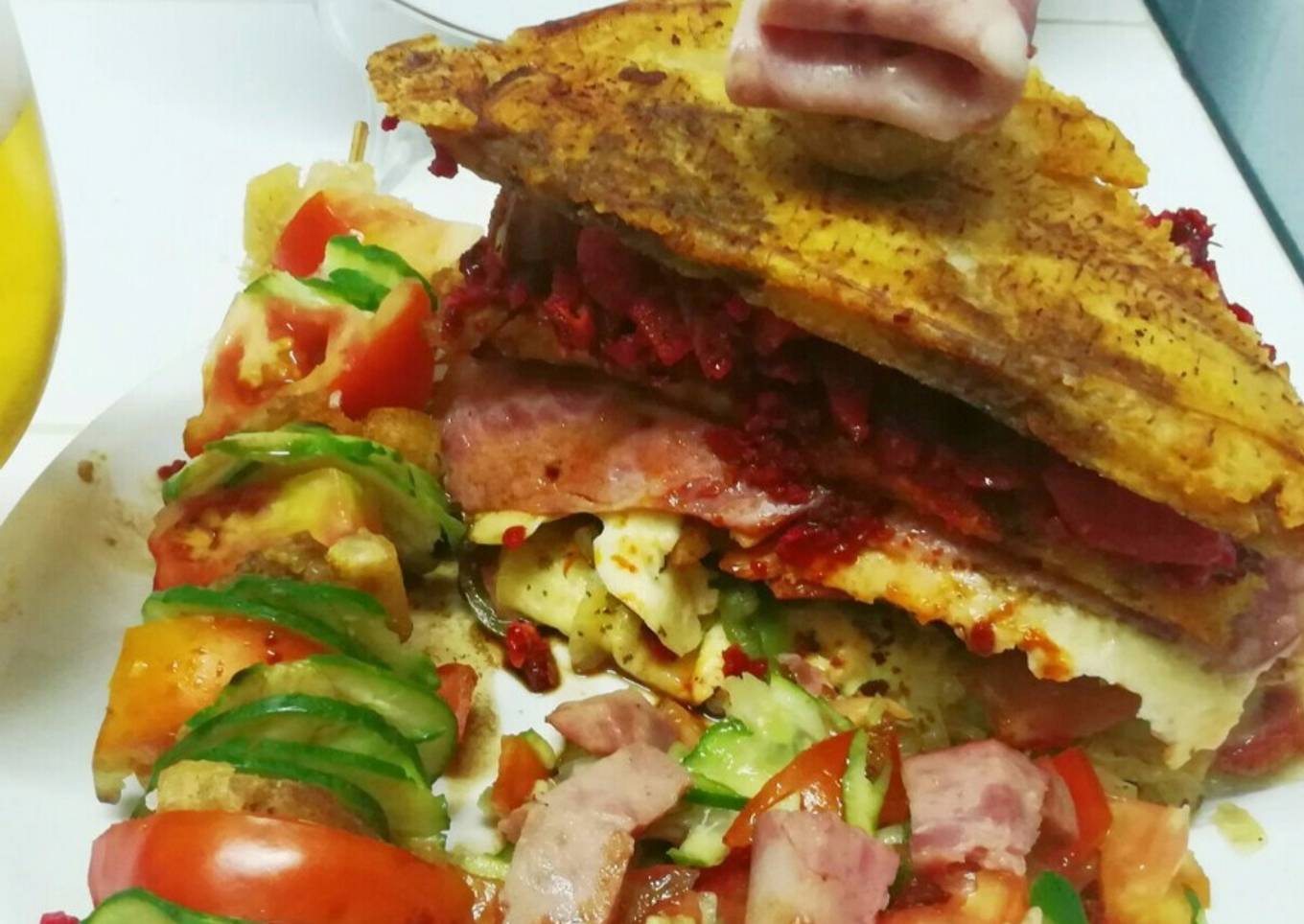 Patacones con carnes ahumadas, queso de cabra y brochetas de vegetales